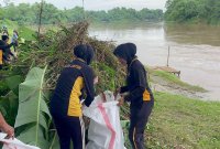 Polres Bojonegoro ikuti arahan Presiden bersih-bersih di TBS
