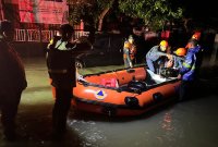 Polres Jember evakuasi korban banjir