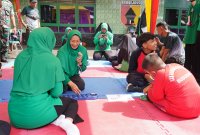 Ketua Persit KCK Koorcab Rem 084 PD V/Brawijaya Ny. Nining Danyy Alkdrie hadiri lomba tradisional