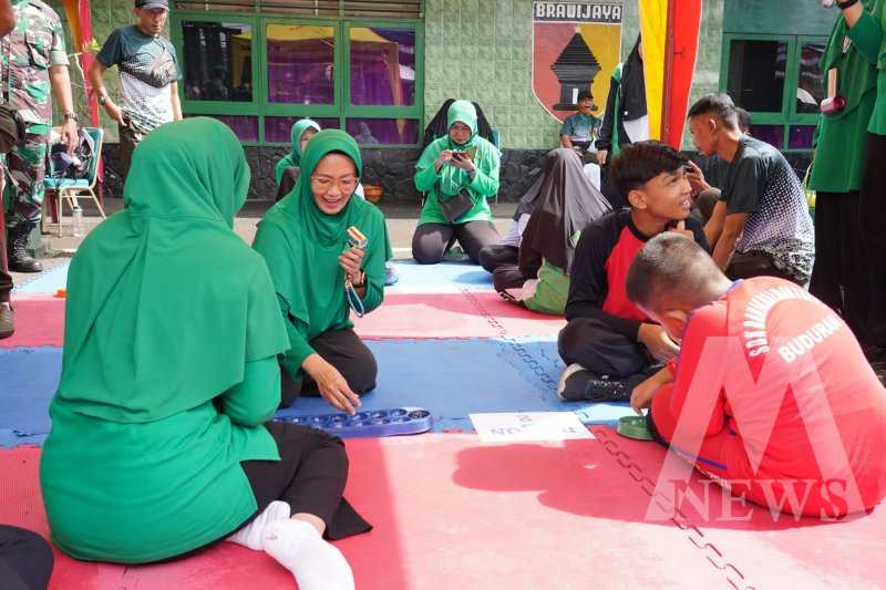 Ketua Persit KCK Koorcab Rem 084 PD V/Brawijaya Ny. Nining Danyy Alkdrie hadiri lomba tradisional