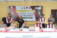 Kapolresta Sidoarjo Kombespol Christian Tobing didampingi Wakapolres AKBP Zainur Rofik ungkap kasus LPG