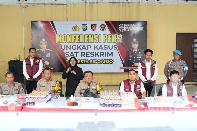Kapolresta Sidoarjo Kombespol Christian Tobing didampingi Wakapolres AKBP Zainur Rofik ungkap kasus LPG