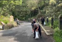 Polres Probolinggo bersih-bersih lokasi wisata bromo