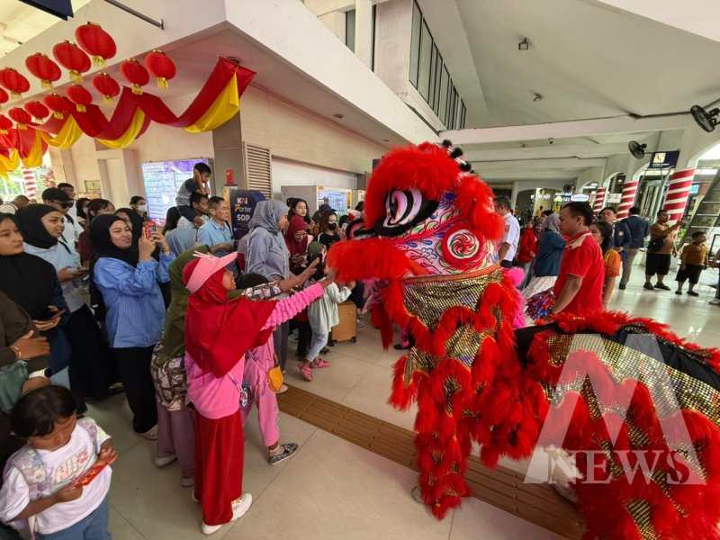 KAI Daop 8 Surabaya hadirkan Imlek Happy Bawa Hoki