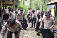 Polres Magetan bersih-bersih di jalur pendakian gunung Lawu