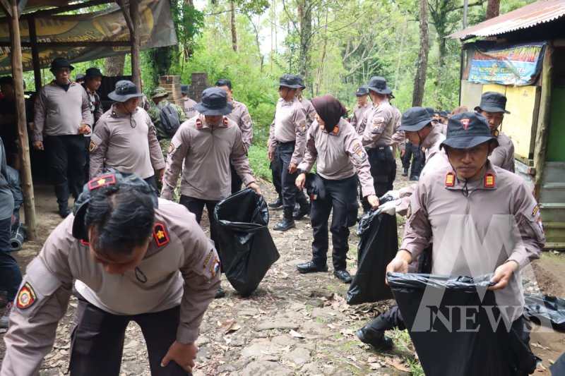 Polres Magetan bersih-bersih di jalur pendakian gunung Lawu