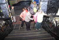 Polwan Polres Bondowoso bantu jemaat di Vihara Ariya Maitera