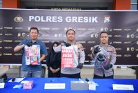 Kapolres Gresik AKBP Ramadhan Nasution didampingi Kasat Narkoba dan Kasi Humas Polres Gresik