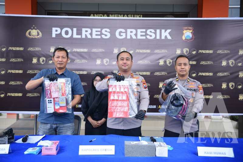 Kapolres Gresik AKBP Ramadhan Nasution didampingi Kasat Narkoba dan Kasi Humas Polres Gresik 