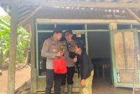Wakapolres Jember Kompol Ferry Dharmawan berikan bantuan ke warga