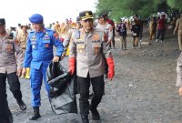 Kapolresta Banyuwangi Kombespol Rofiq Ripto Himawan saat bersih-bersih di lokasi Wisata Watu Dodol