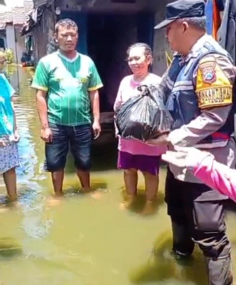 Polsek Taman beri bantuan sembako untuk warga