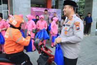 Kapolres Gresik AKBP Ramadhan Nasution bagikan takjil untuk warga