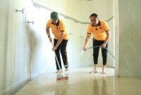 Kapolres Gresik AKBP Ramadhan Nasution ikut bersih-bersih di Masjid Agung