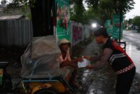 Anggota Polres Nganjuk berikan takjil jelang berbuka puasa
