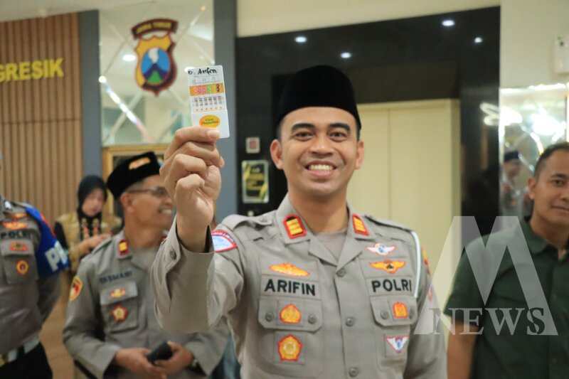 Kasatlantas Polres Gresik AKP Arifin tunjukkan hasil tes urine