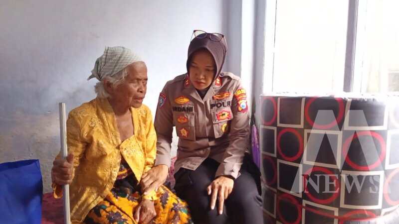 Satbinmas Polres Lumajang salurkan bantuan sembako