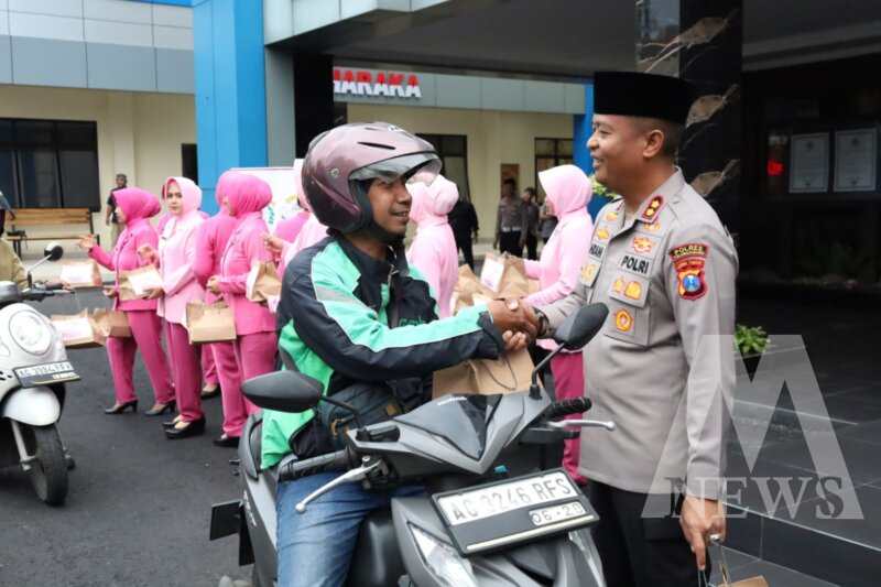 Kapolres Tulungagung AKBP Ihram Kustarto bagi takjil ke pengguna jalan raya