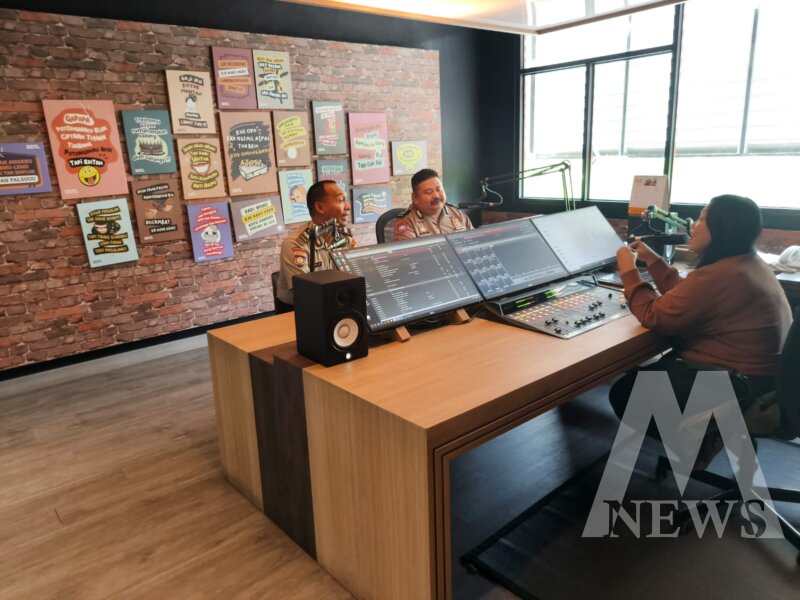 Satbinmas Polres Gresik sosialisasi kamtibmas lewat radio suara giri FM