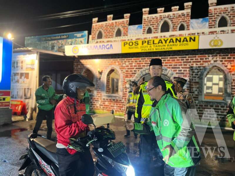 Kasatlantas Polres Nganjuk AKP Ivan Danara Oktavian dan Ojol saat sahur bersama di Pos 12.0 Pujahito