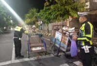 Satlantas Polres Madiun Kota bagi nasi kotak di bulan ramadhan