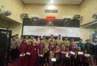 Kapolres Pelabuhan Tanjung Perak Surabaya AKBP Wahyu Hidayat bersama anak yatim