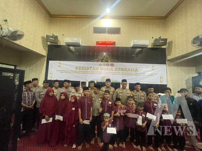 Kapolres Pelabuhan Tanjung Perak Surabaya AKBP Wahyu Hidayat bersama anak yatim