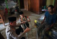 Kapolres Bojonegoro AKBP Afrian Satya Permadi beri bantuan untuk warga rentan