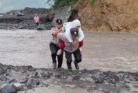 Anggota Polsek Candipuro gendong siswa SD seberangi sungai