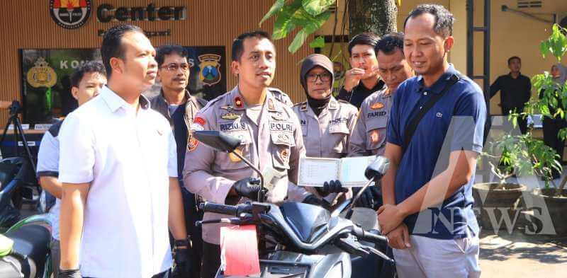 Wakapolres Ngawi Kompol Rizki Santoso serahkan motor ke pemiliknya