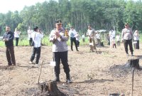 Kapolres Bondowoso AKBP Dr. Aryo Dwi Wibowo ikut tanam pohon