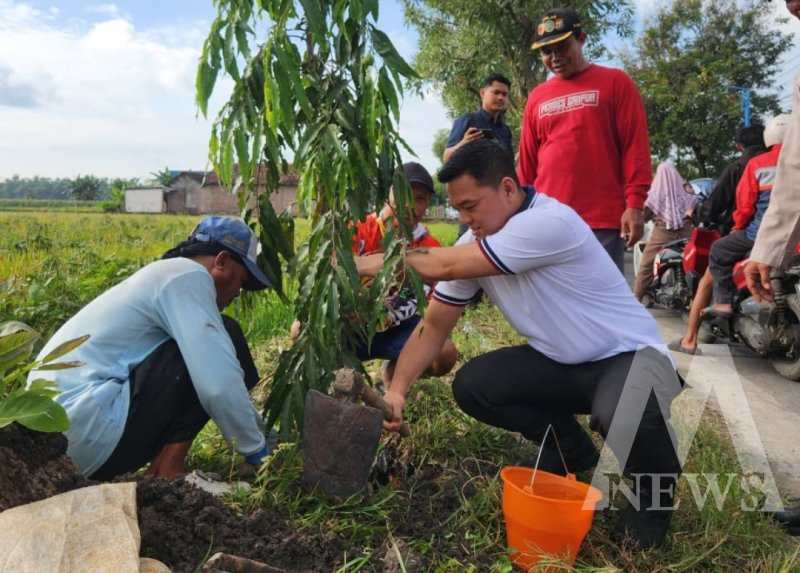 Kapolres Nganjuk AKBP Suria Miftah Irawan tanam pohon