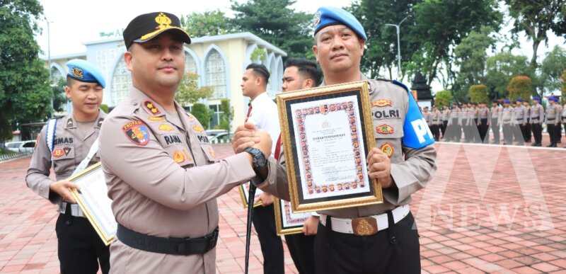 Kapolres Gresik AKBP Ramadhan Nasution beri penghargaan anggota berprestasi