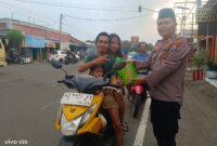 Polsek Warujayeng bagi takjil untuk pengguna jalan