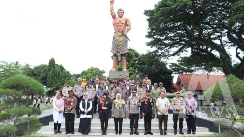 Kapolda Jatim Irjen Pol Drs Nanang Avianto dan Gubernur Jatim Khofifah Indar Parawansa di Banyuwangi