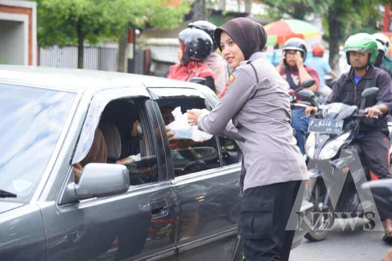 Polwan Polres Bondowoso bagi takjil 