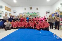 Polsek Asemrowo bagi takjil dan santuni anak yatim