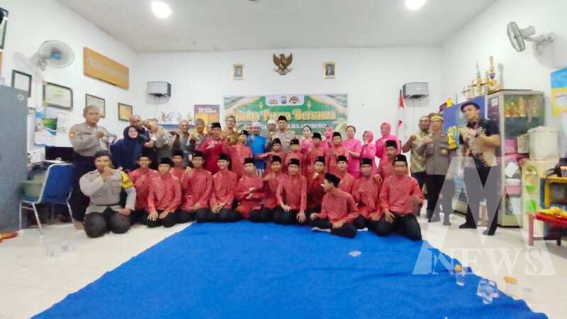Polsek Asemrowo bagi takjil dan santuni anak yatim