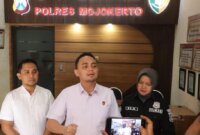 Kasatreskrim Polres Mojokerto AKP Aldhino Prima Wirdhan berikan keterangan