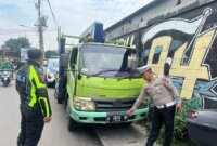 Kasatlantas Polres Pelabuhan Tanjung Perak Surabaya AKP Imam Syafudin Rodji tunjukkan barang bukti