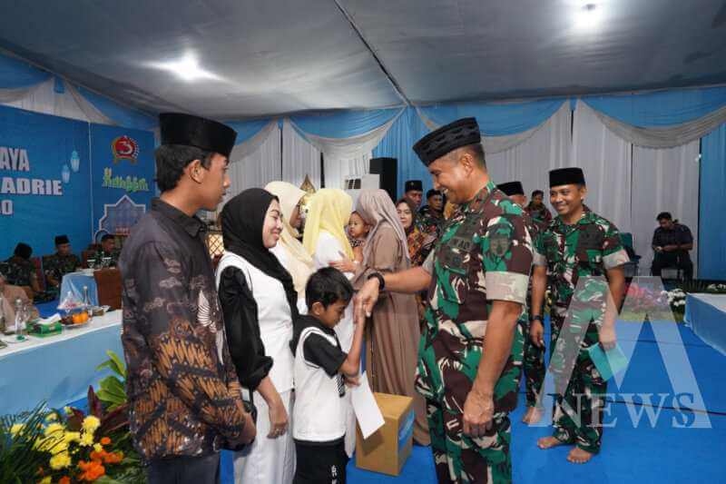 Danrem 084/Bhaskara Jaya Brigjen TNI Danny Alkadrie saat santuni anak yatim