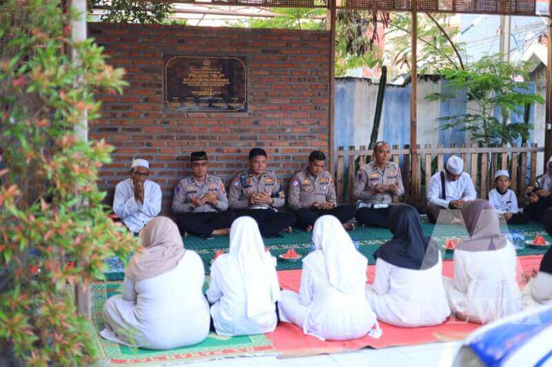 Satlantas Polres Gresik buka bersama di Pondok Roudlotul Hikmah