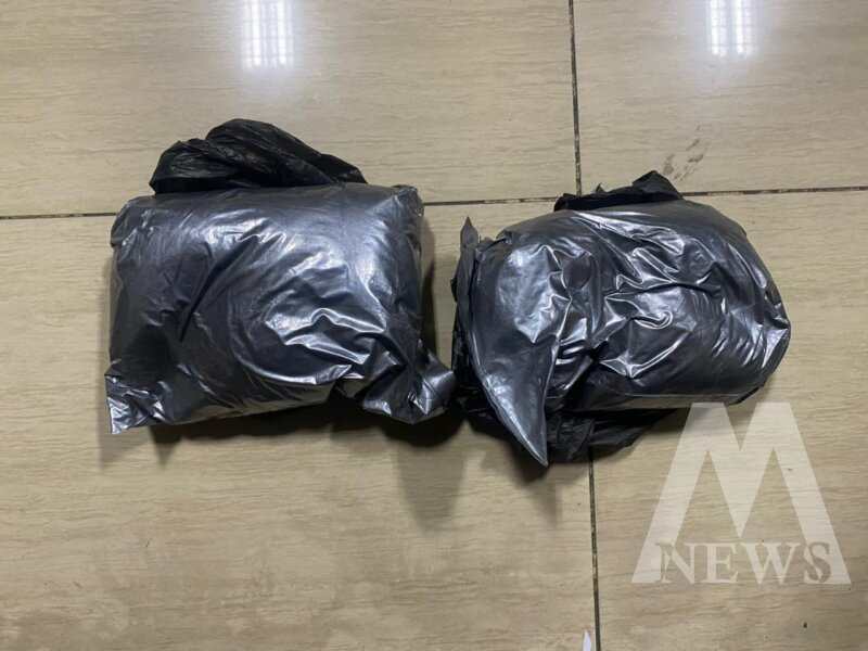 Pelaku ditangkap Polisi beserta barang buktinya