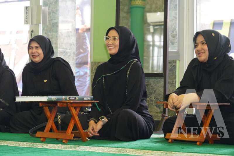 Ketua Persit KCK Koorcab Rem 084/BJ Ny. Nining Danny Alkadrie gelar khataman Al-Qur'an