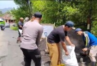 Polres Lumajang dan warga pasang bronjong