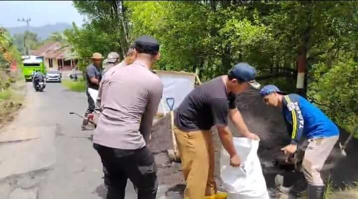 Polres Lumajang dan warga pasang bronjong