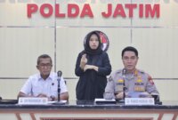 Dirreskrimum Polda Jatim Kombespol Widi Atmoko bersama Kabid Humas Polda Jatim Kombespol Jules Abraham Abast