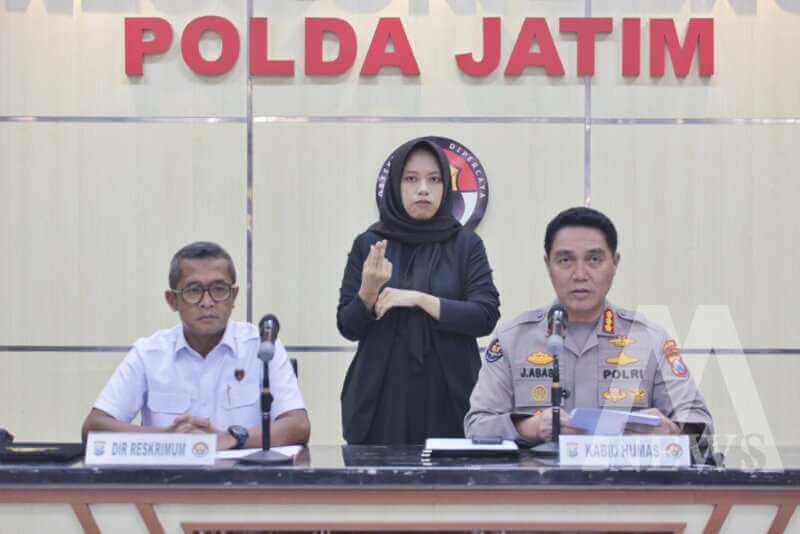 Dirreskrimum Polda Jatim Kombespol Widi Atmoko bersama Kabid Humas Polda Jatim Kombespol Jules Abraham Abast