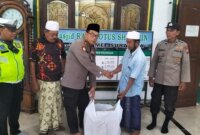 Iptu Sugiyono Kanit Samapta Polsek Semampir serahkan takjil di Masjid Raudhatul Sholihin