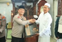Kapolres Gresik AKBP Ramadhan Nasution usai Sholat Jum'at di Masjid Ainul Yaqin di Wringinanom